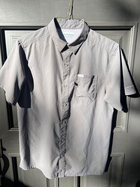Columbia Men's Light Gray Short-Sleeve Button-Down Shirt